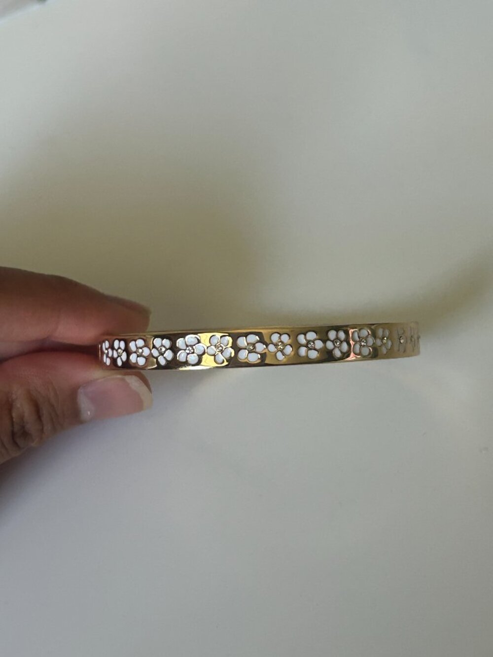 Karl Lagerfeld Paris Gold-Tone White Floral Bangle Bracelet Coquette Dainty EUC